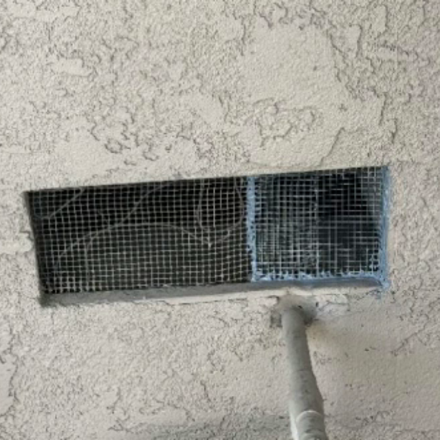 Foundation-style stucco vent reinforced with wire mesh and perimeter sealant